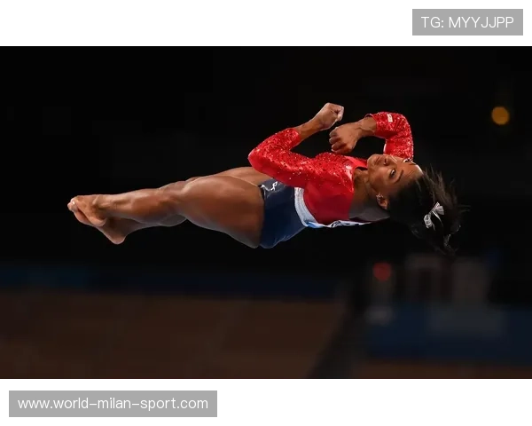 美国体操名将拜尔斯再度挑战高难度动作，美国体操队医 拜尔斯